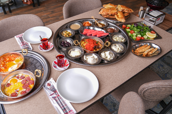 Read more about the article Ankara Kahvaltı Keyfi Nerede Yaşanır?